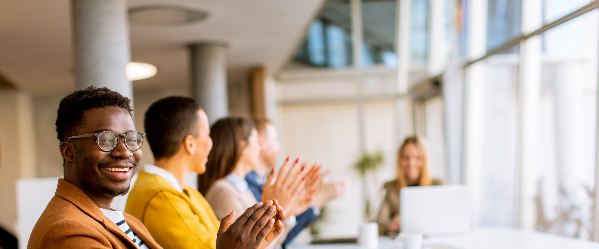 Des participants applaudissent à la fin d’une séance de travail